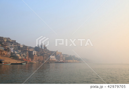 インド　ワラナシのガンジス川の風景 42979705