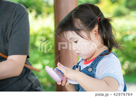 子供 人物 女性 42979764