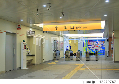 完成したばかりのJR総持寺駅 完成したばかりのJR総持寺駅 42979787