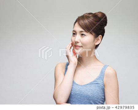 ビューティイメージ 頬に手を添える女性 ビューティイメージ 頬に手を添える女性 42979835