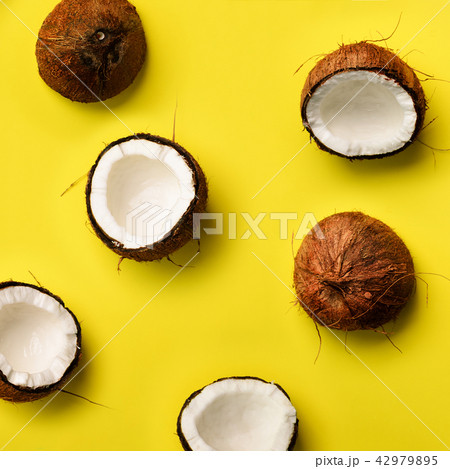 Pattern with ripe coconuts on yellow background 42979895