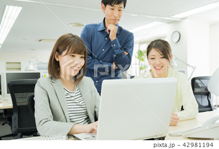 対応を話し合うチームメンバー 42981194