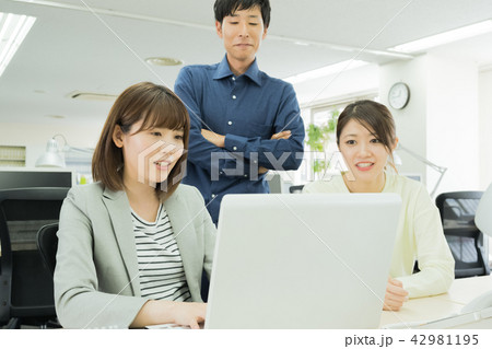 対応を話し合うチームメンバー 42981195