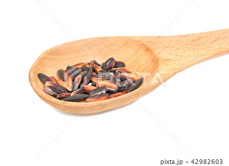 Wild rice in a spoon 42982603