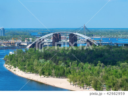 Bridge across the Dnieper in Kiev 42982959