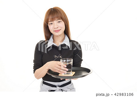 飲み物を運ぶウェイトレス 42983106