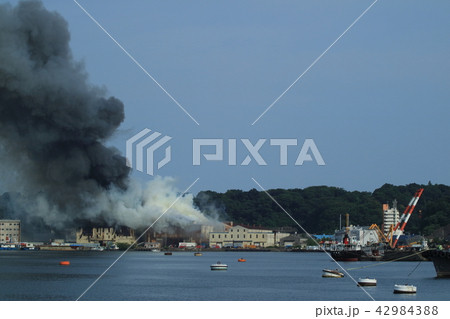 田浦港町倉庫火災の消火活動 42984388