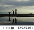 瀬戸内海の天空の鏡で子供三人ジャンプ 42985361