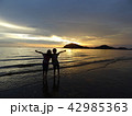 夕日の美しい海辺で仲良く肩を組む子供達 42985363