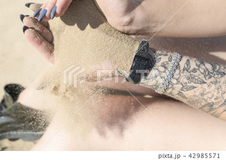 Sand flows from the hand 42985571