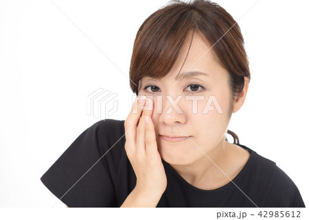 お肌が気になる女性 42985612