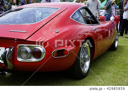 トヨタ2000GTソーラーレッド希少車昭和の名車リトラクタブルヘッドライト最上の高性能車流麗な曲線美 42985859
