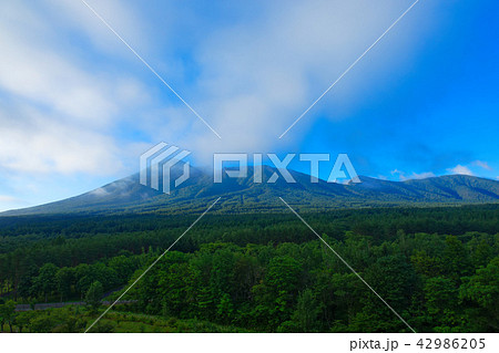 早朝の岩手山　岩手県八幡平市 42986205