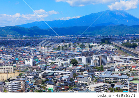 マリオスより青空が広がる岩手山を望む　秋田新幹線 42986571