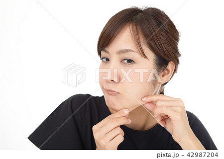 憂鬱な表情の女性 42987204