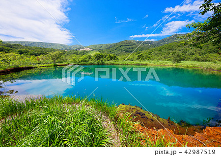 八幡平　青すぎる御在所の赤沼　岩手県八幡平市 42987519