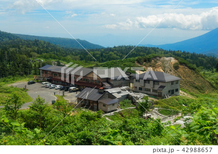 八幡平山頂付近より藤七温泉方面を望む 岩手県八幡平市 八幡平山頂付近より藤七温泉方面を望む 岩手県八幡平市 42988657