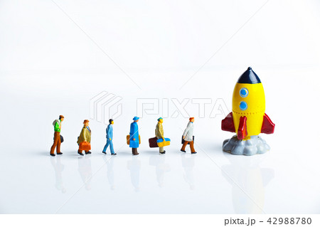 ミニチュアの人々とロケット 42988780