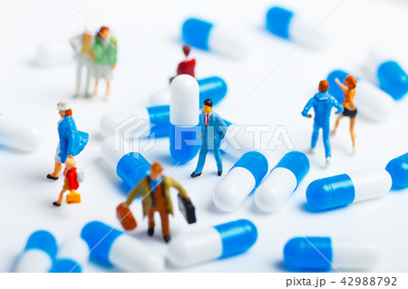 薬とミニチュアの人々 42988792