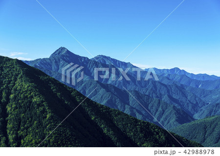 南アルプス連峰の北岳と間ノ岳 42988978