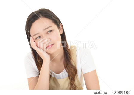 疲れた表情の女性 42989100
