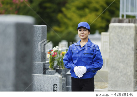 お墓掃除をする作業服の女性 42989146
