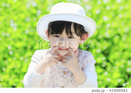 自然の中で微笑む女の子 42990083