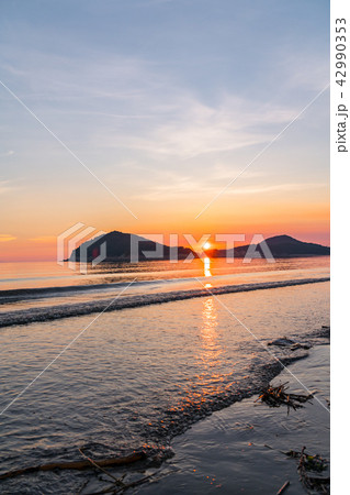 【香川県】夕暮れの海岸 42990353