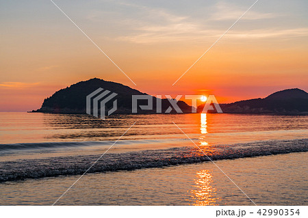 【香川県】夕暮れの海岸 【香川県】夕暮れの海岸 42990354