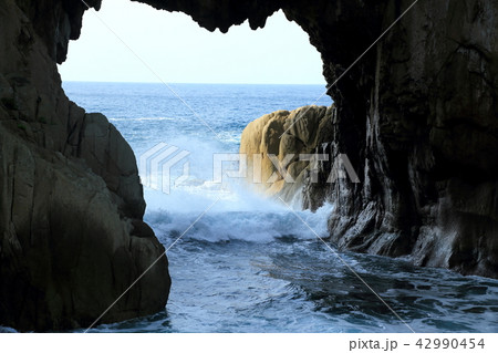 白山洞門の荒波 42990454