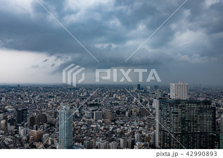 東京上空 にわか雨に霞む彼方　垂れ込める暗雲 新宿から中野・荻窪方向 2018.08　a 42990893