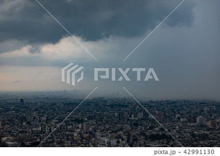 東京上空 不安定な大気　にわか雨に霞む荻窪駅周辺 新宿から 2018.08　a 42991130