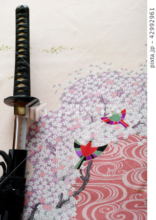 美しいふろしき 主柄 正絹 縮緬 抜きかけの日本刀 縦 美しいふろしき 主柄 正絹 縮緬 抜きかけの日本刀 縦 42992961