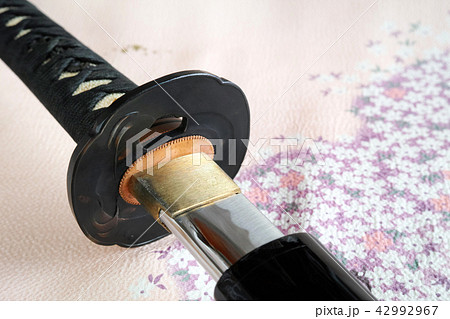 美しいふろしきの上に置いた抜きかけの日本刀の写真素材 42992967