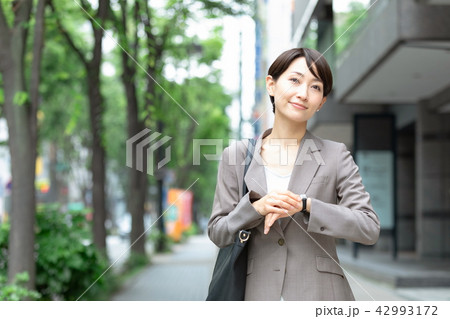 スーツの女性　オフィスレディ　新緑　OL　ビジネス　スーツ　ポートレート　リクルート 42993172