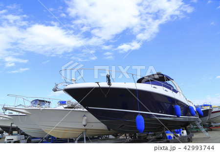 マリーナで係留中のボート 42993744