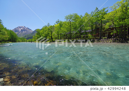 夏の上高地（河童橋付近から見る焼岳） 42994248