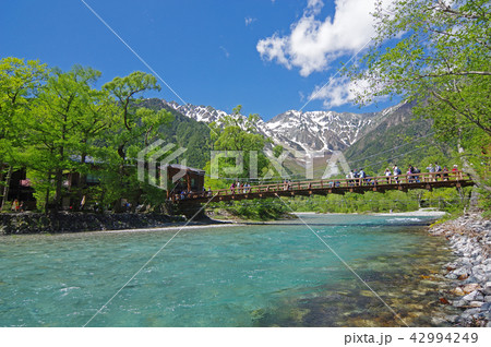 夏の上高地（残雪の穂高連峰） 42994249
