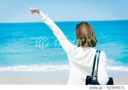女性　観光地 42994571
