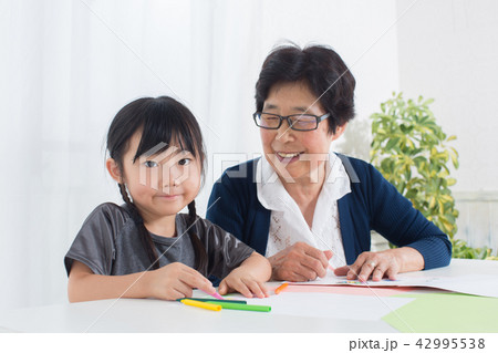 孫とおばあちゃん 孫とおばあちゃん 42995538