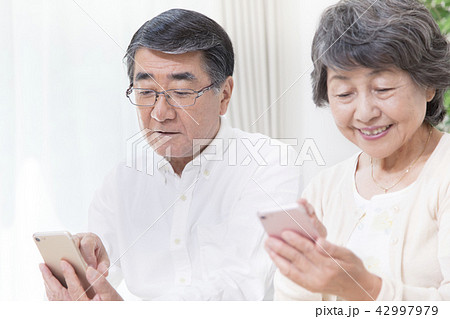 スマートフォンを使うシニア 42997979
