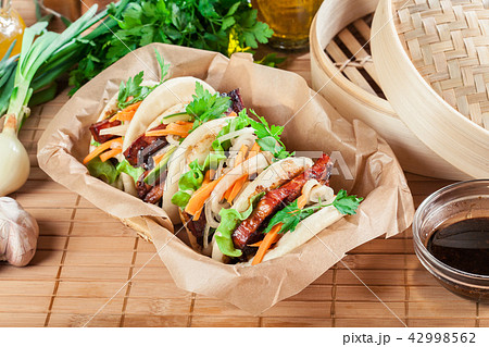 Gua bao, steamed buns with pork belly Gua bao, steamed buns with pork belly 42998562