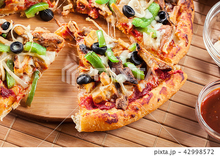Spicy pizza with chicken gyros Spicy pizza with chicken gyros 42998572