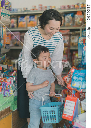 4 years old 42999257