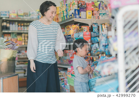 4 years old 42999270