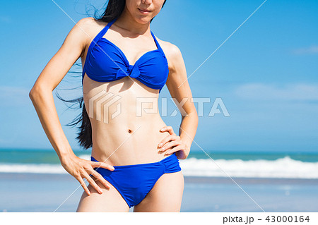 水着姿の若い女性 ビーチリゾートの写真素材