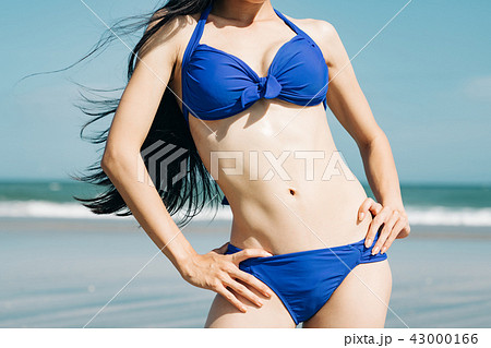 水着姿の若い女性 ビーチリゾートの写真素材