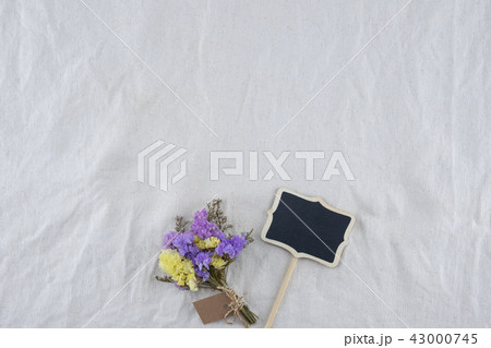 Blank blackboard with statice flowers bouquet Blank blackboard with statice flowers bouquet 43000745