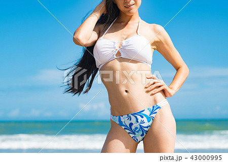 水着の若い女性 ビーチリゾートの写真素材