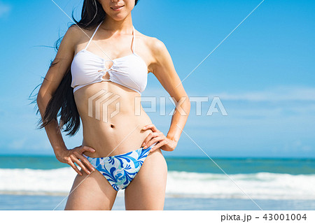 水着の若い女性 ビーチリゾート 水着の若い女性 ビーチリゾート 43001004